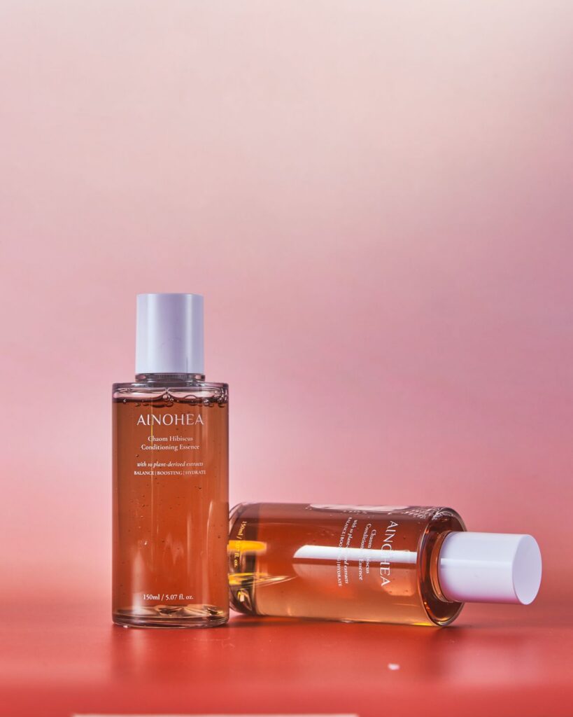 Chaom Hibiscus Conditioning Essence, pe fundal roz