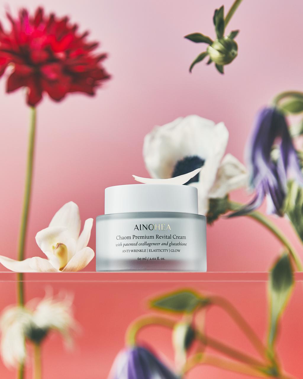 CHAOM Premium Revital Cream, între flori, pe fundal roz prăfuit
